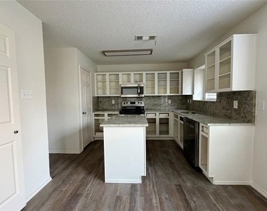 1621 Collin Drive - Photo Thumbnail 3