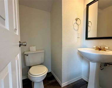 1621 Collin Drive - Photo Thumbnail 5