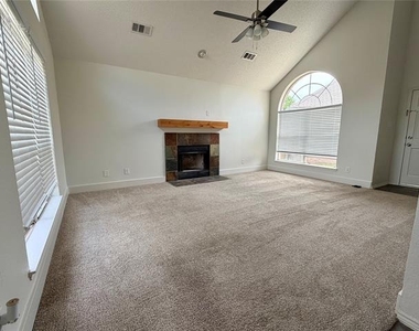 1621 Collin Drive - Photo Thumbnail 2