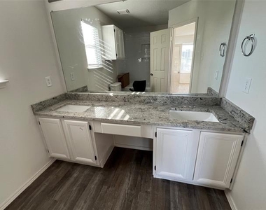 1621 Collin Drive - Photo Thumbnail 7