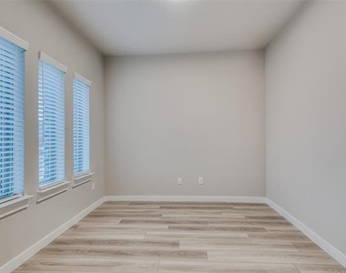 2544 Rambling Road - Photo Thumbnail 10