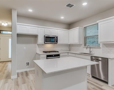 2544 Rambling Road - Photo Thumbnail 7