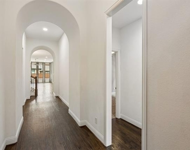 404 Warwick Boulevard - Photo Thumbnail 2