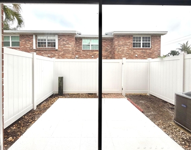 413 N Cypress Drive - Photo Thumbnail 6