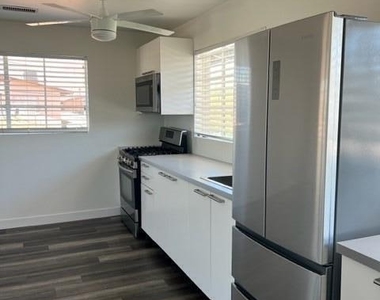 746 W Turney Avenue - Photo Thumbnail 1