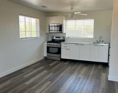 746 W Turney Avenue - Photo Thumbnail 2
