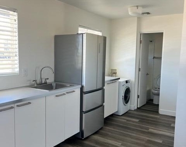 746 W Turney Avenue - Photo Thumbnail 3