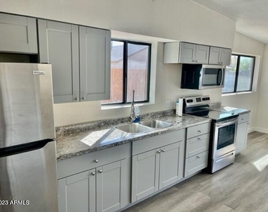 453 W University Drive - Photo Thumbnail 4