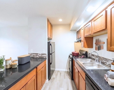 6320 N 16th Street - Photo Thumbnail 4