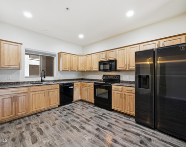 920 E Devonshire Avenue - Photo Thumbnail 5