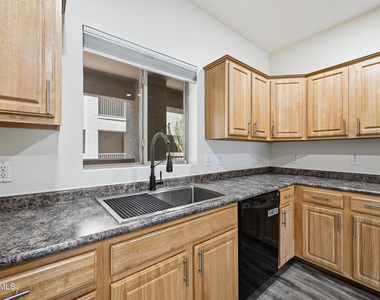 920 E Devonshire Avenue - Photo Thumbnail 6