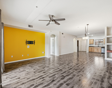 920 E Devonshire Avenue - Photo Thumbnail 2