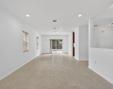 1975 Ne 36th Avenue - Photo Thumbnail 10