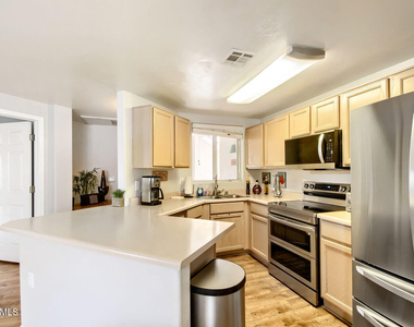 10401 N 52nd Street - Photo Thumbnail 3