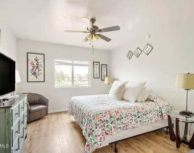 10401 N 52nd Street - Photo Thumbnail 4
