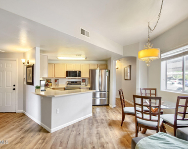 10401 N 52nd Street - Photo Thumbnail 2
