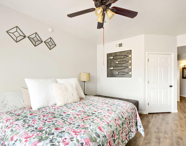 10401 N 52nd Street - Photo Thumbnail 5