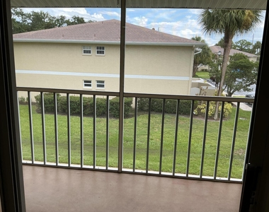 1550 Se Royal Green Circle - Photo Thumbnail 9