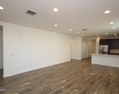 23059 E Pegasus Parkway - Photo Thumbnail 7