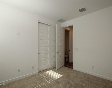 23059 E Pegasus Parkway - Photo Thumbnail 15