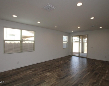 23059 E Pegasus Parkway - Photo Thumbnail 6