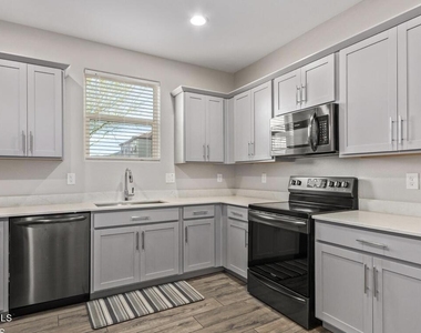 2936 N Augustine -- - Photo Thumbnail 3
