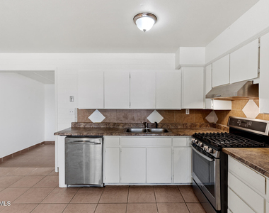 2246 W Sierra Street - Photo Thumbnail 15