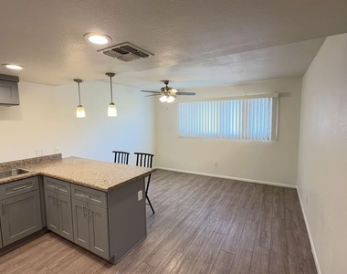 4418 N 53rd Lane - Photo Thumbnail 2