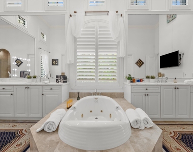 10771 Versailles Boulevard - Photo Thumbnail 20
