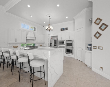 10771 Versailles Boulevard - Photo Thumbnail 7