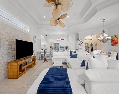 10771 Versailles Boulevard - Photo Thumbnail 12