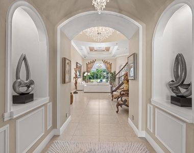 10771 Versailles Boulevard - Photo Thumbnail 2