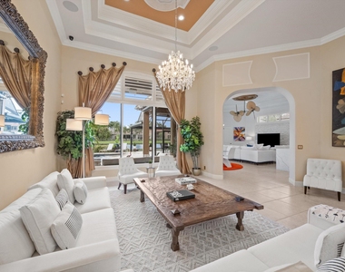 10771 Versailles Boulevard - Photo Thumbnail 6