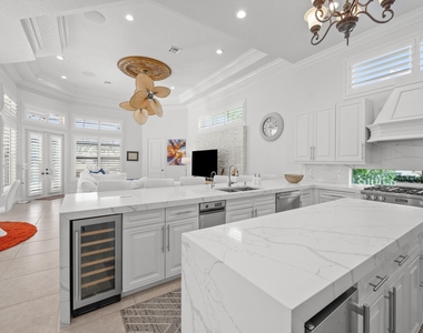 10771 Versailles Boulevard - Photo Thumbnail 8