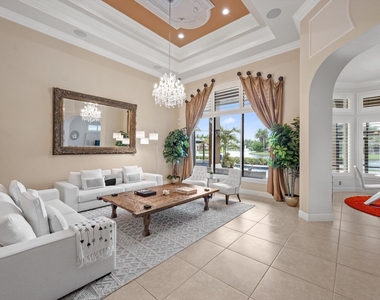 10771 Versailles Boulevard - Photo Thumbnail 3