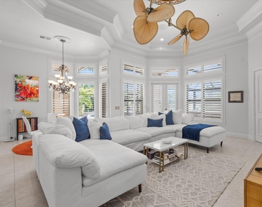 10771 Versailles Boulevard - Photo Thumbnail 11