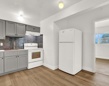 2701 Avenue E - Photo Thumbnail 3
