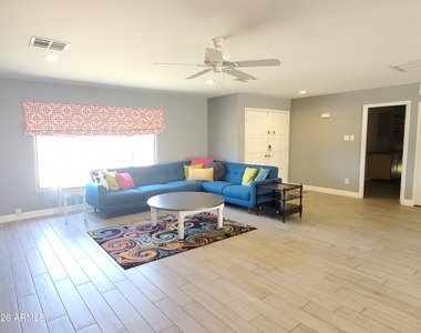 4404 S Rita Lane - Photo Thumbnail 4
