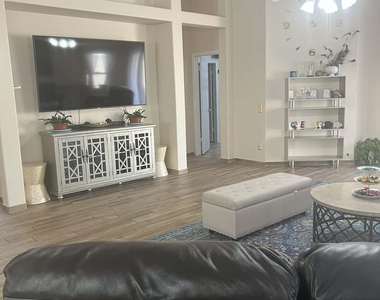 6806 N 77th Drive - Photo Thumbnail 5