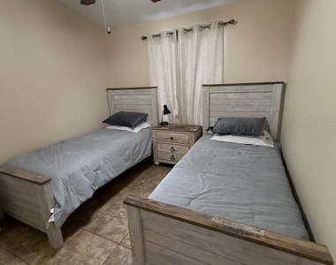 6806 N 77th Drive - Photo Thumbnail 13