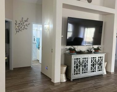 6806 N 77th Drive - Photo Thumbnail 2