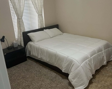 6806 N 77th Drive - Photo Thumbnail 8