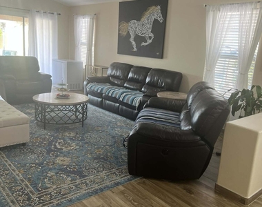 6806 N 77th Drive - Photo Thumbnail 9