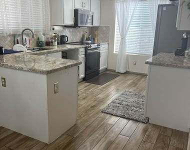 6806 N 77th Drive - Photo Thumbnail 3