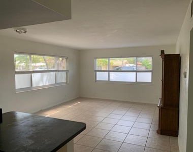 2624 Ne 32nd Street - Photo Thumbnail 3