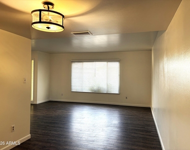 3431 W Acoma Drive - Photo Thumbnail 10