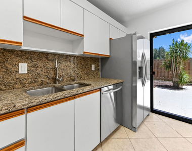 825 Center Street - Photo Thumbnail 9