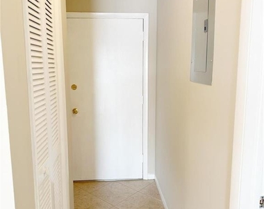 1116 Lake Terrace - Photo Thumbnail 9