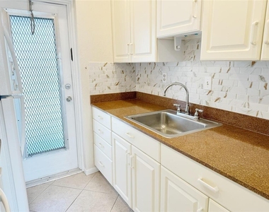 1116 Lake Terrace - Photo Thumbnail 6