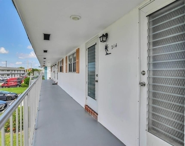 1116 Lake Terrace - Photo Thumbnail 4
